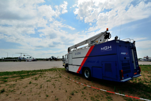 Hódgép Aerotrak airplane tow-truck